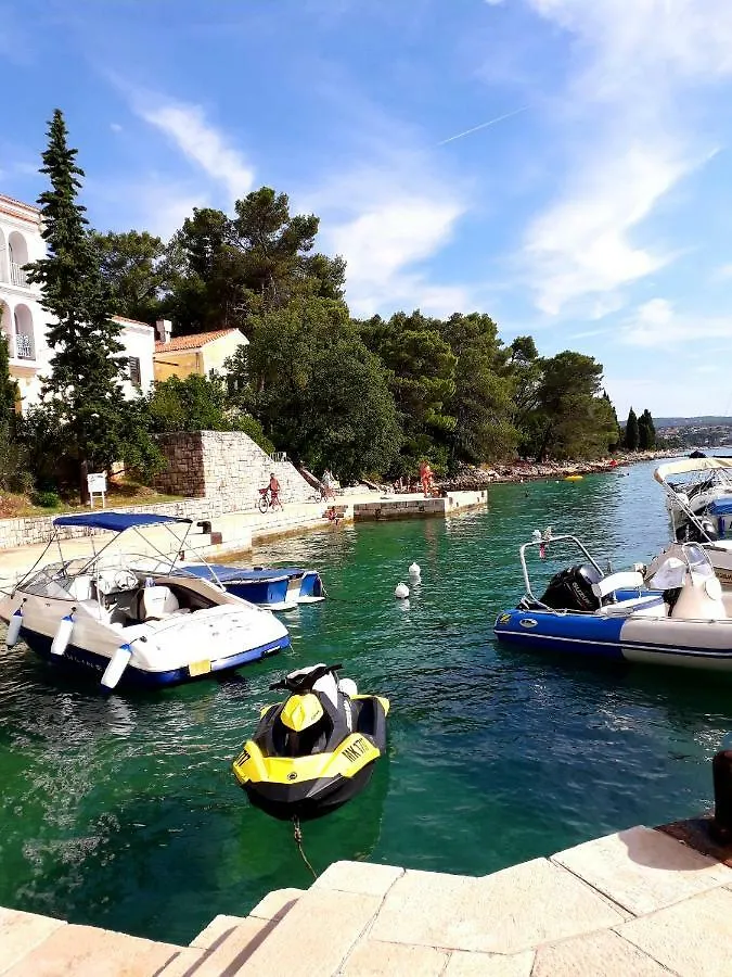 Guest house Apartments And Rooms Haludovo - Ribarsko Selo Malinska